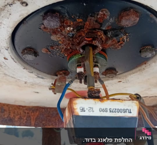חלק תחתון של דוד שמש עם חלודה וחיבורים חשמליים